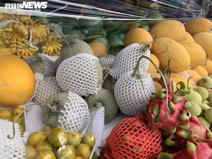 Trong khi đó, nhiều loại quả khác giữ giá khá ổn định hoặc chỉ nhích nhẹ so với trước: xoài 50.000 đồng/kg, mận 35.000 đồng/kg tại chợ Nam Trung Yên.