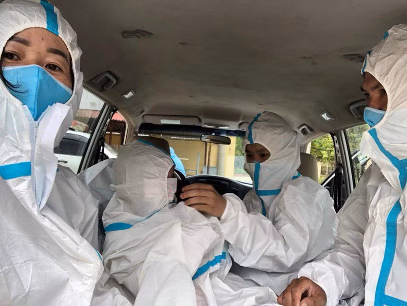 Hinh anh em be 2 tuoi mac do bao ho kin mit trong khu cach ly-Hinh-2