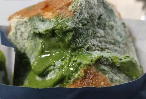 Ky la chiec banh mi moc xanh van duoc dan mang san lung