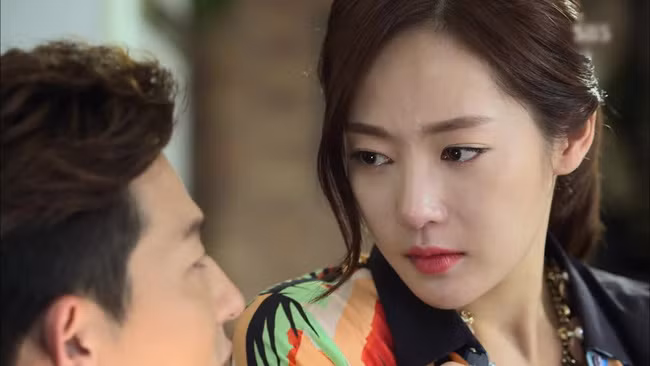 Vo dau kho vi chong bi ung thu thi vo tinh nghe duoc cuoc dien thoai-Hinh-2