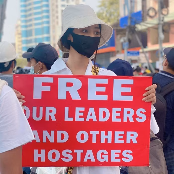 Dai dien Myanmar co hanh dong bat ngo tai Miss Universe-Hinh-3