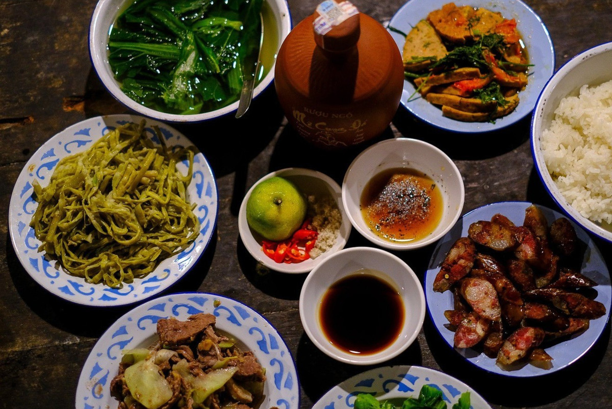 Món lạp xưởng heo treo gác bếp là một phần thực đơn dành cho một khách ở đây. Mỗi phần như trong ảnh có giá 250.000 đồng. Nhìn chung, buổi tối ở Mèo Vạc cũng không có gì chơi nên ăn no, rượu say, hai mắt tôi cũng đã rũ xuống.