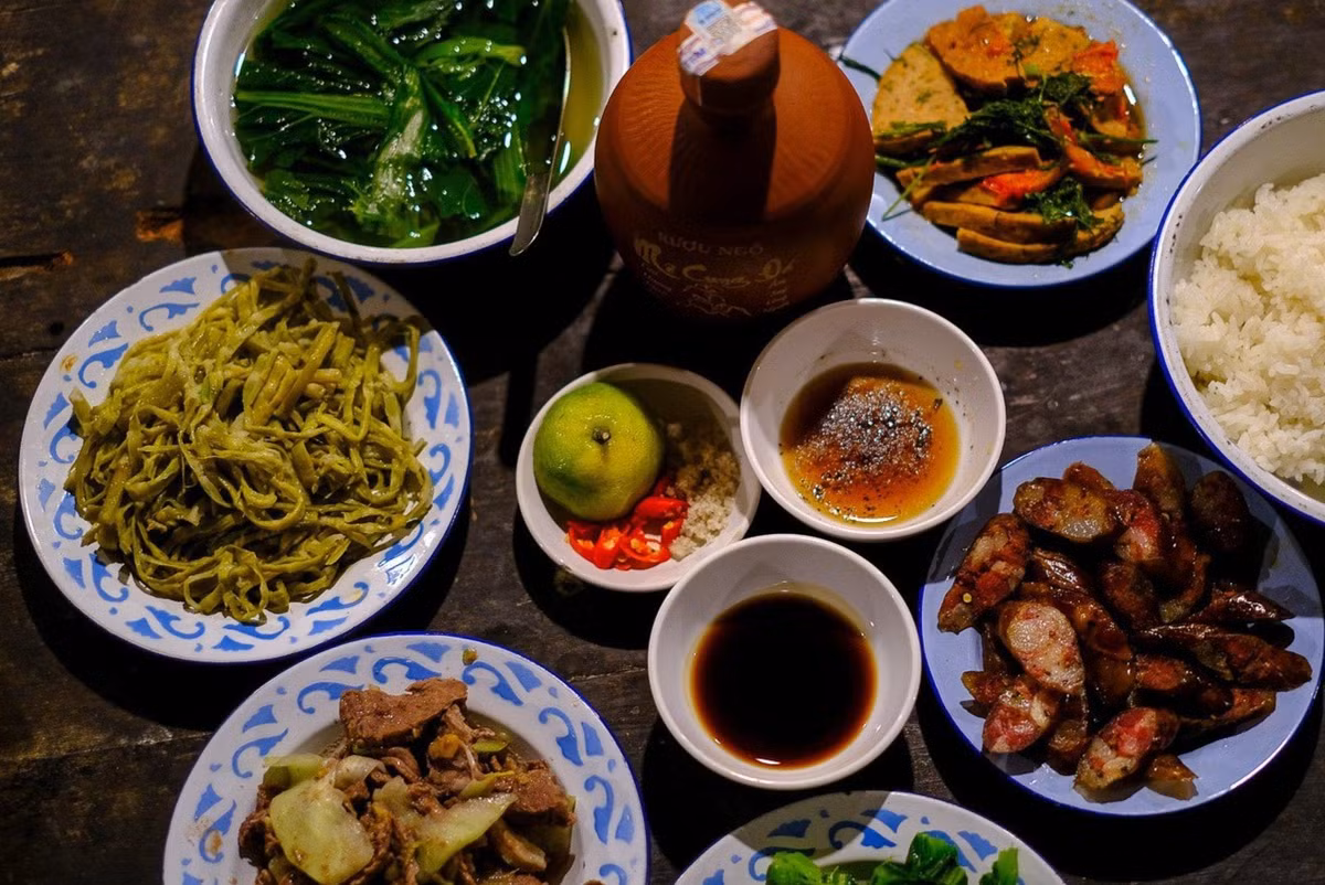 Món lạp xưởng heo treo gác bếp là một phần thực đơn dành cho một khách ở đây. Mỗi phần như trong ảnh có giá 250.000 đồng. Nhìn chung, buổi tối ở Mèo Vạc cũng không có gì chơi nên ăn no, rượu say, hai mắt tôi cũng đã rũ xuống.