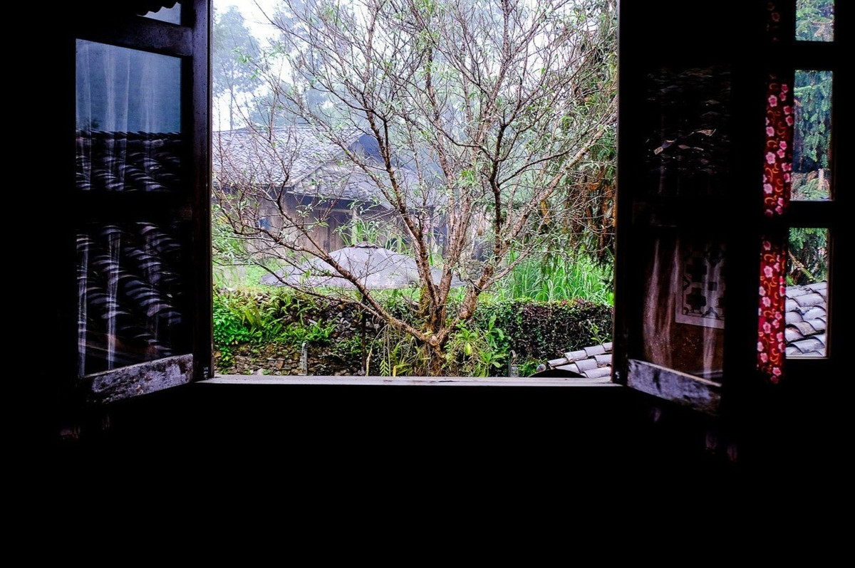 Khung cảnh ở phòng ngủ cho khách mỗi sáng sớm thức dậy trong căn nhà cổ. Mức giá tương đối rẻ, chỉ khoảng 300.000 đồng/người/đêm/phòng tập thể hoặc 1,1 triệu đồng/đêm/phòng đôi.