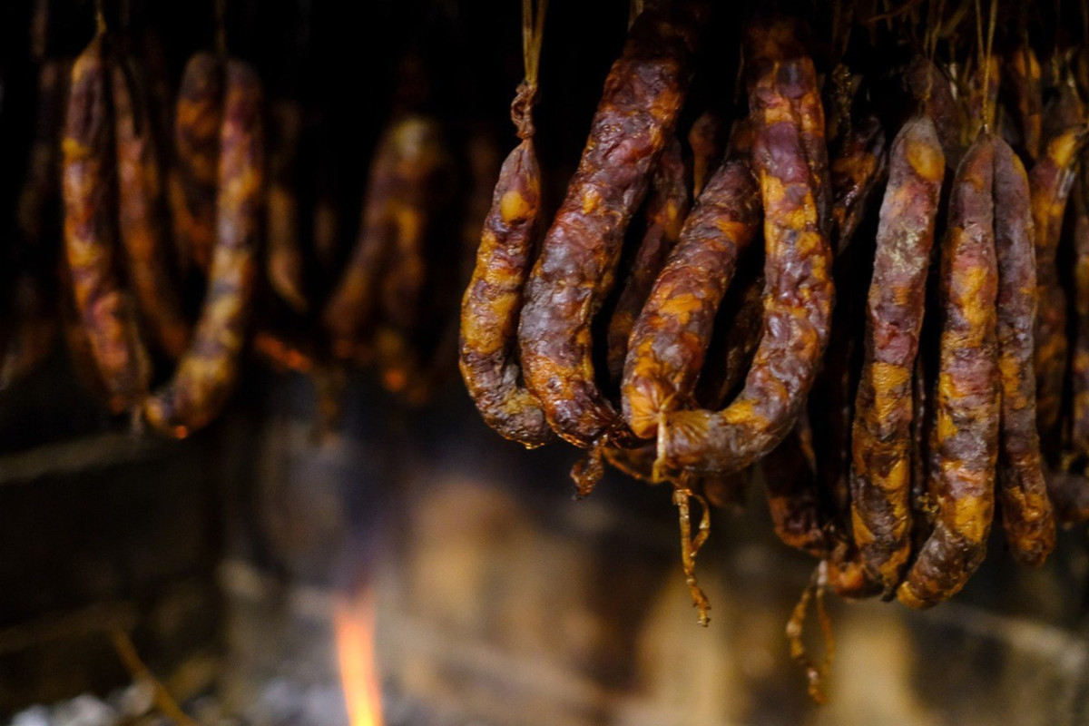 Những cây lạp xưởng được treo trên bếp để hun khói.