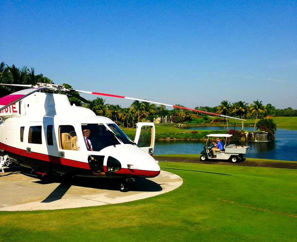 Ẩn mình trên hòn đảo ngoài khơi bờ biển Palm Beach, Florida, khu nghỉ dưỡng đồ sộ này hướng thẳng ra Đại Tây Dương và mở cửa cho tất cả những ai mua quyền thành viên của câu lạc bộ. Khu đất bao gồm phòng khách, spa, sân tennis, sân chơi golf, hồ bơi và cả hầm trú bom. Ảnh: Ed Kashi.