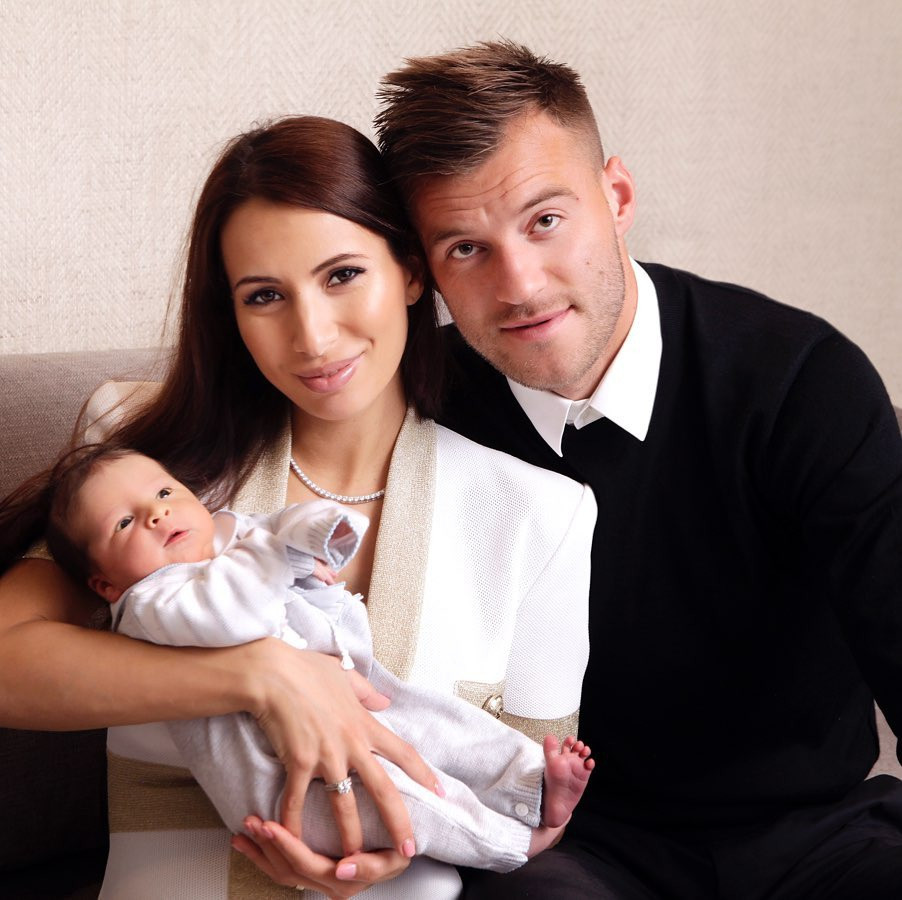 Ngoài sự nghiệp sân cỏ, Yarmolenko được ngưỡng mộ khi có hôn nhân viên mãn với người đẹp Inna Yarmolenko. Bộ đôi kết hôn vào tháng 11/2011 và hiện có 3 con trai.