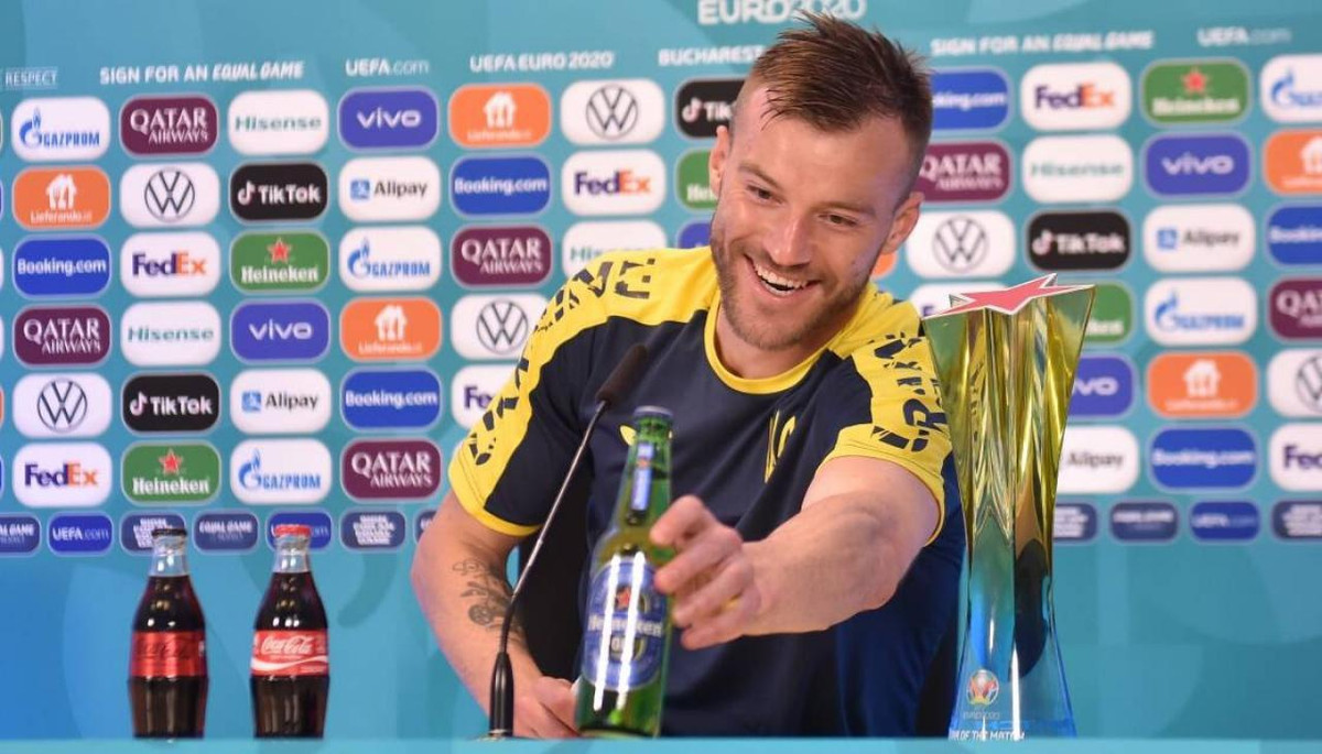 Andriy Yarmolenko được ca ngợi là người hùng khi ghi 2 bàn thắng quan trọng và có nhiều pha kiến tạo thành bàn đẹp mắt giúp đội tuyển Ukraine tiến vào vòng tứ kết Euro 2020. Cùng với tiền vệ Oleksandr Zinchenko, Yarmolenko được kỳ vọng tỏa sáng trong trận đấu gặp tuyển Anh rạng sáng 4/7 (giờ Hà Nội).