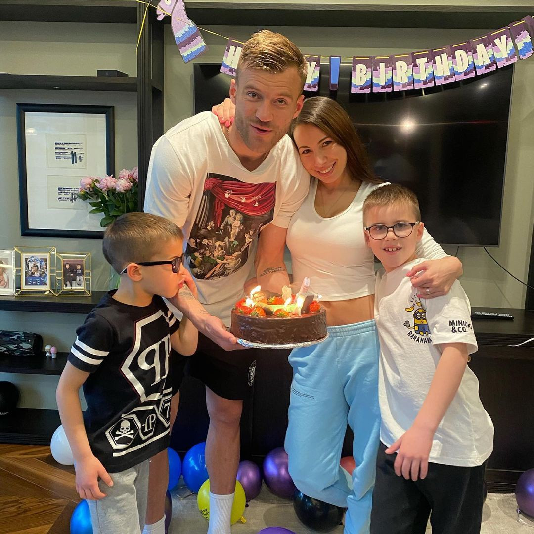 Người đẹp chia sẻ khó khăn lớn nhất khi trở thành vợ cầu thủ là chứng kiến người mình yêu gặp chấn thương trên sân cỏ nhưng không thể làm gì. "Nó rất đáng sợ và bất lực. Thật buồn khi tôi đã phải không ít lần chứng kiến cảnh tượng đó".