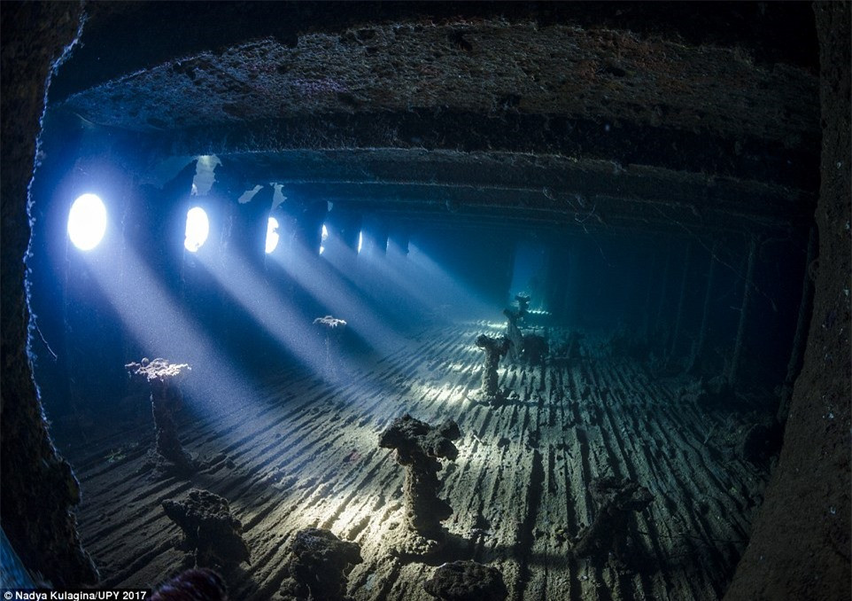 Sự sắp đặt một cách tự nhiên của ánh sáng khiến căn phòng trở nên độc đáo, đầy bí ẩn.