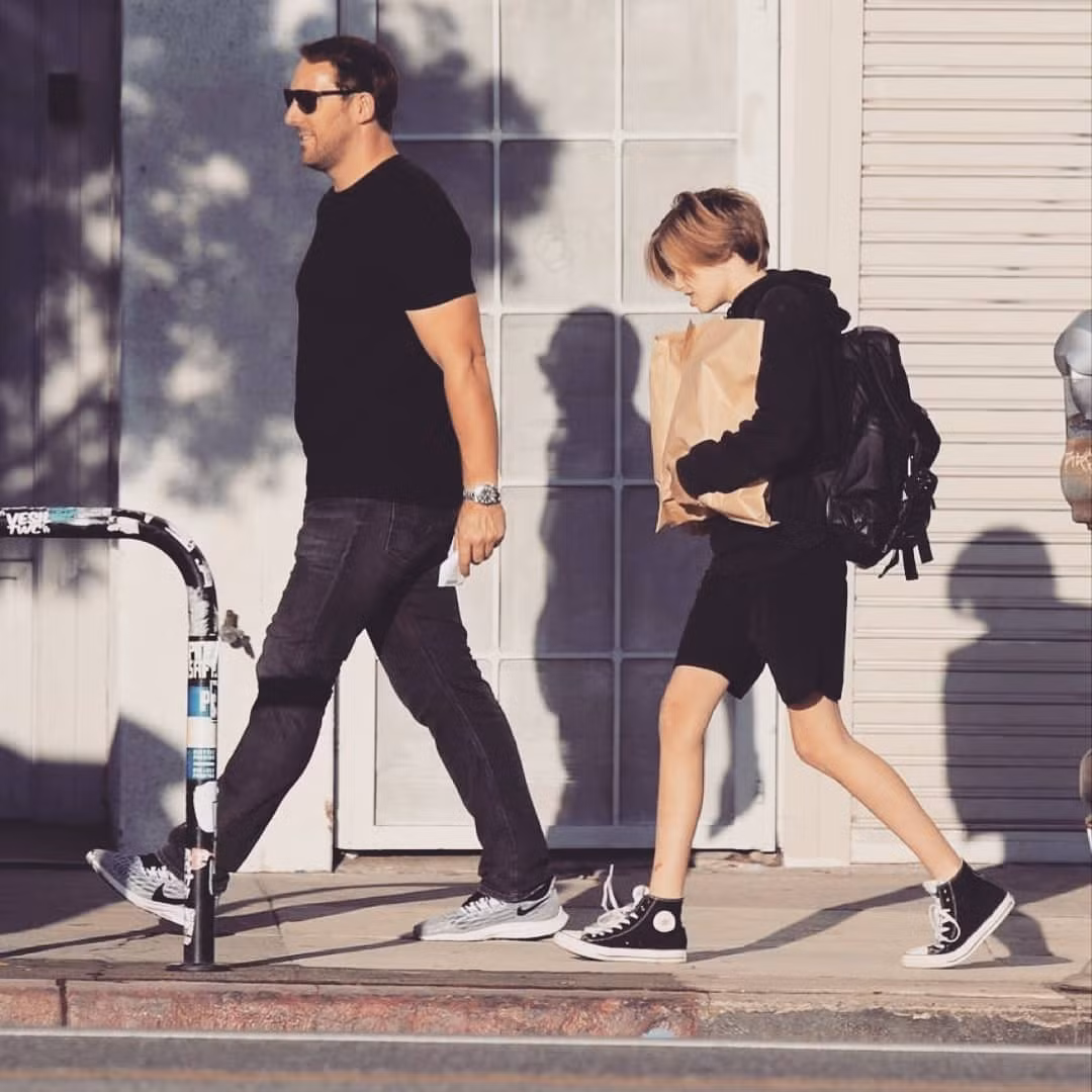 Đầu tháng 4/2021, Shiloh tiếp tục được ghi lại hình ảnh chống nạng lên máy bay cùng chị gái Zahara. SCMP đưa tin có thể con gái Angelina Jolie tiếp tục trải qua cuộc phẫu thuật khác. Ảnh: Back Grid.