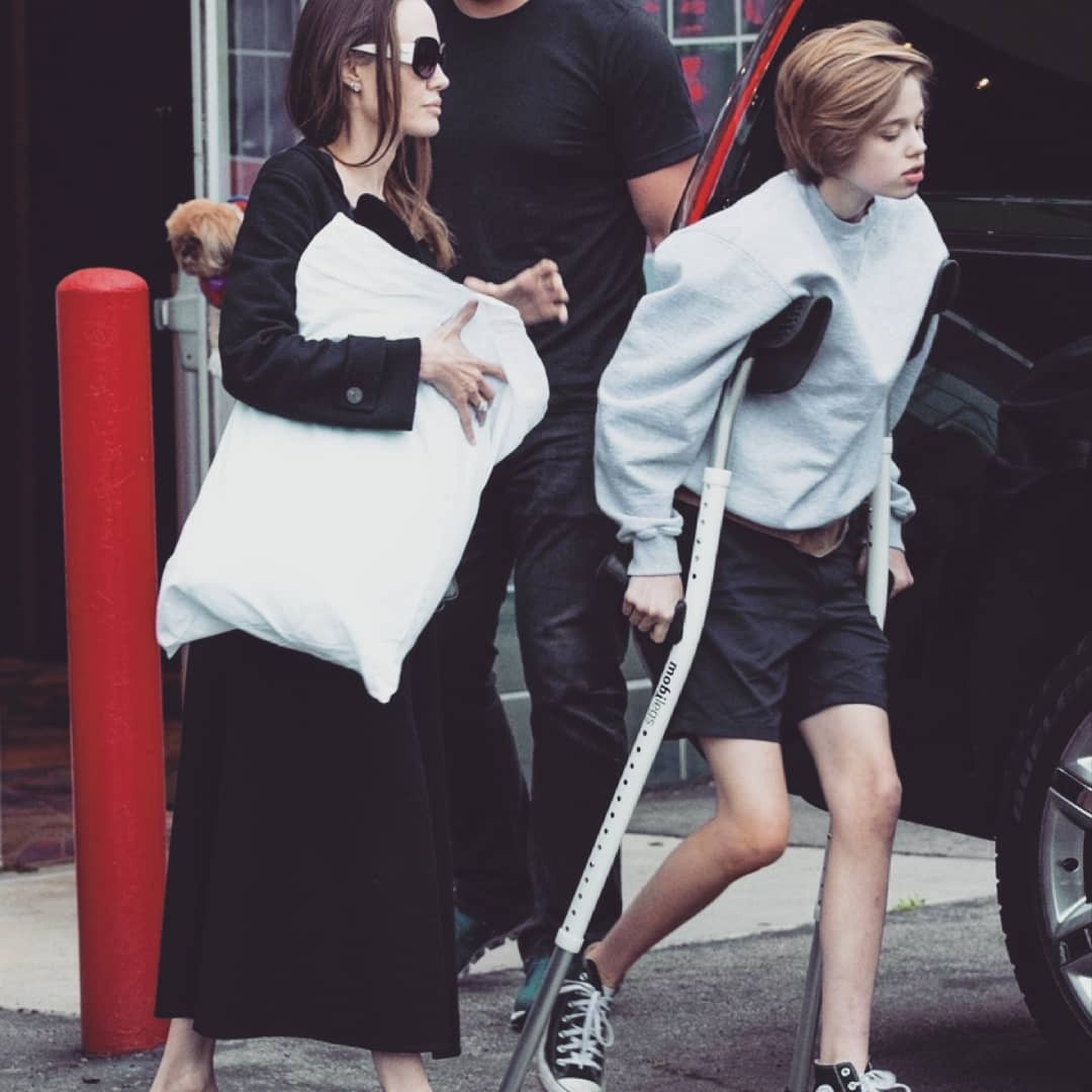 Dịp Quốc tế phụ nữ 2020, trong cuộc phỏng vấn với tạp chí Time, Angelina Jolie tiết lộ Shiloh trải qua cuộc phẫu thuật hông, nhưng không nói chi tiết nguyên do. Entertainment Tonight ghi lại hình ảnh cô bé chống nạng ra ngoài cùng mẹ. Ảnh: @shiloh.jolie.pitt.