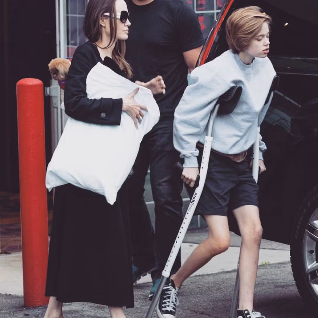 Dịp Quốc tế phụ nữ 2020, trong cuộc phỏng vấn với tạp chí Time, Angelina Jolie tiết lộ Shiloh trải qua cuộc phẫu thuật hông, nhưng không nói chi tiết nguyên do. Entertainment Tonight ghi lại hình ảnh cô bé chống nạng ra ngoài cùng mẹ. Ảnh: @shiloh.jolie.pitt.