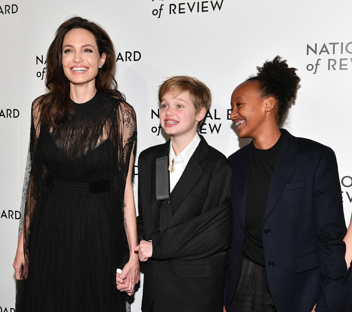 Trong gia đình, Shiloh thân nhất với chị gái Zahara - con gái được Angelina Jolie nhận nuôi ở trại trẻ mồ côi tại Ethiopia. Từ ngày cùng trải qua cuộc phẫu thuật, họ thân thiết hơn và thường xuyên du lịch, gắn bó cùng nhau. "Tôi thấy vui vì các con tôi thân thiết", Angelina Jolie nói với Time. Ảnh: FilmMagic.