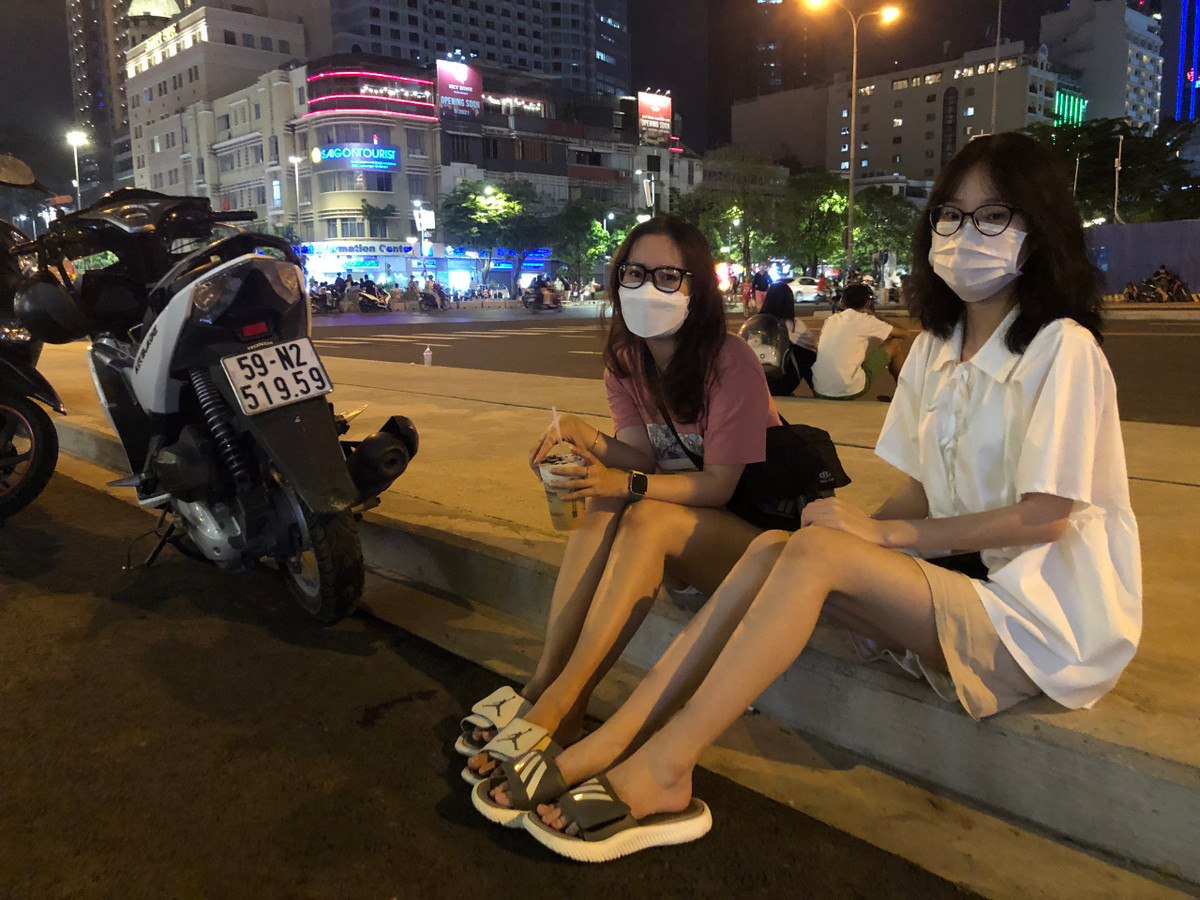 Gioi tre TP.HCM uong ca phe, tra sua 