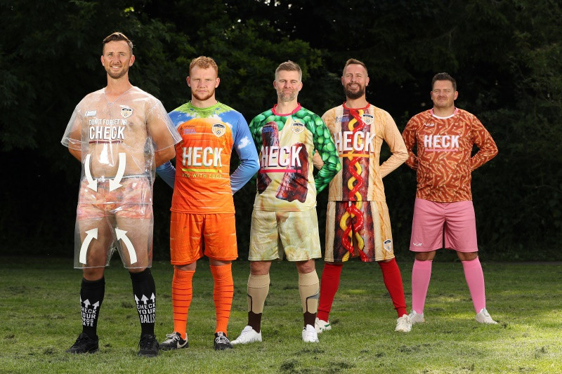 Doi bong Anh mac trang phuc trong suot de ung ho benh nhan ung thu-Hinh-2