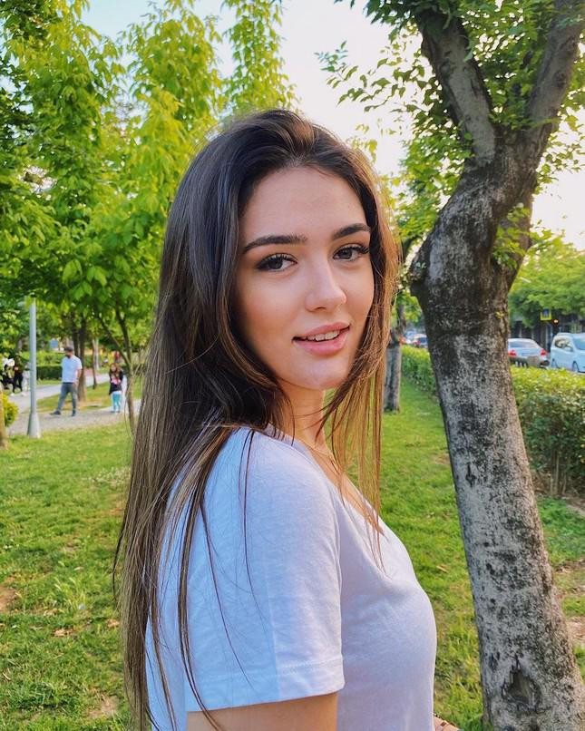 Khác với vẻ mạnh mẽ, quyết liệt trên sân đấu, Zehra ngoài đời theo đuổi phong cách giản dị, nữ tính. Cô thường xõa tóc và thích kiểu trang điểm nhẹ nhàng, nhấn vào đôi mắt đen biết cười.