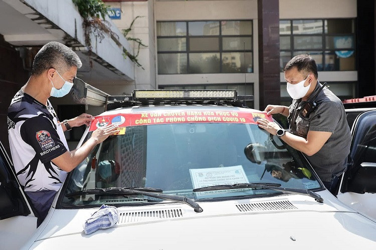 Nu doanh nhan Ha Noi tu lai xe van chuyen luong thuc cuu tro mua dich-Hinh-5