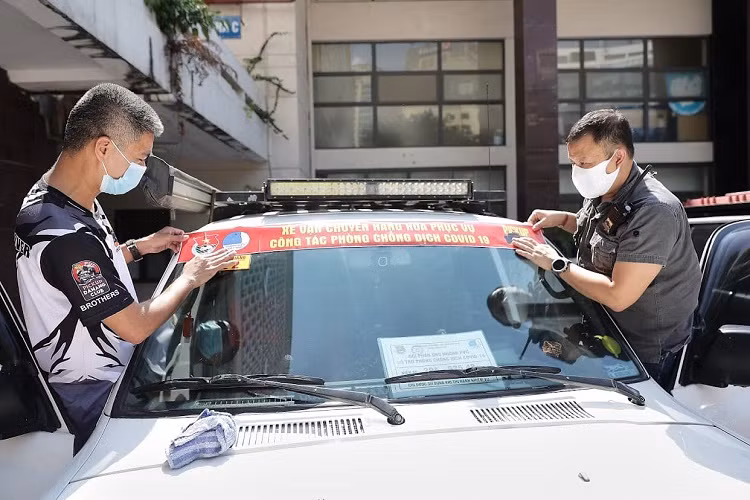 Nu doanh nhan Ha Noi tu lai xe van chuyen luong thuc cuu tro mua dich-Hinh-5