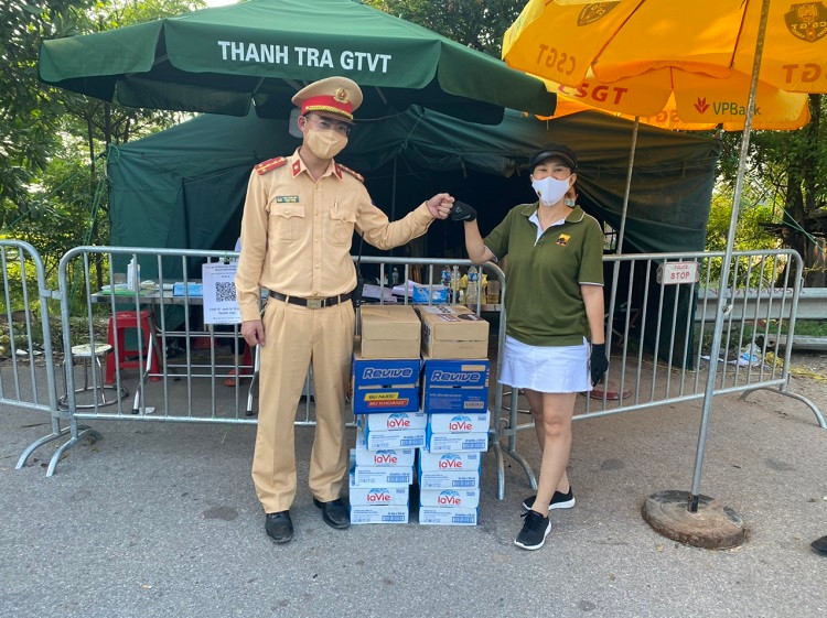 Nu doanh nhan Ha Noi tu lai xe van chuyen luong thuc cuu tro mua dich-Hinh-3