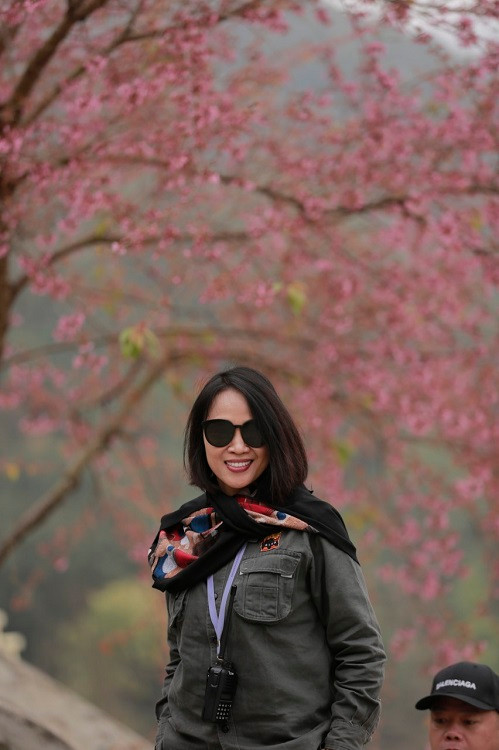 Nu doanh nhan Ha Noi tu lai xe van chuyen luong thuc cuu tro mua dich