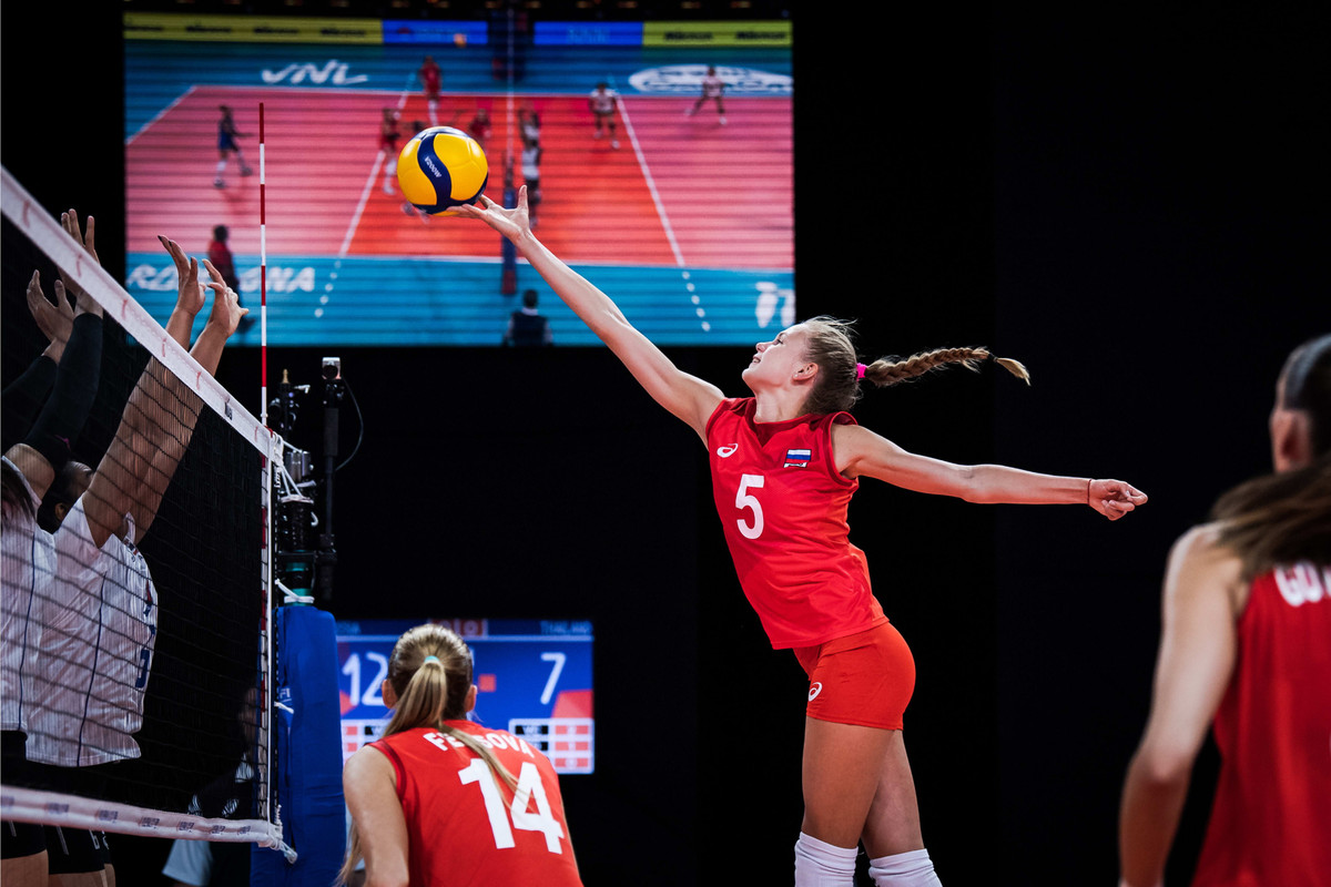 Fedorovtseva sinh năm 2004, sở hữu chiều cao 1,9 m và chơi ở vị trí chủ công. Cô mới được gọi lên đội tuyển quốc gia năm nay tham dự các giải quốc tế. Volleyball Nations League là giải đầu tiên của cô gái 17 tuổi này thi đấu cùng các đàn chị. Ảnh: FIVB.