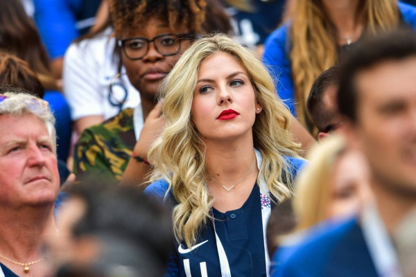 Camille sống kín tiếng, không sử dụng mạng xã hội nên truyền thông và công chúng không biết nhiều về cô. Trong vài lần hiếm hoi, khán giả bóng đá có dịp chứng kiến vợ của Raphael Varane xuất hiện trên khán đài cổ vũ đội nhà trong các trận đấu của tuyển Pháp tại World Cup 2018. Mỗi khi xuất hiện trên khán đài cổ vũ Varane, Camille lại thu hút sự chú ý nhờ thần thái cuốn hút. Ảnh: Express.