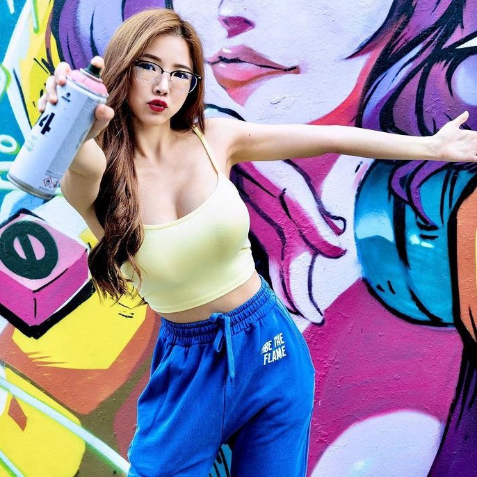 Cô kể từ năm 2016, khi còn là sinh viên, công việc làm mẫu kiêm DJ đã giúp cô có tiền nộp học phí. Việc tiếp xúc với ngành giải trí đã khiến cô ngày càng khao khát được nổi tiếng. Sau nhiều nỗ lực, người đẹp Malaysia gặt hái thành công và trở thành gương mặt được nhiều nhãn hàng mời hợp tác.