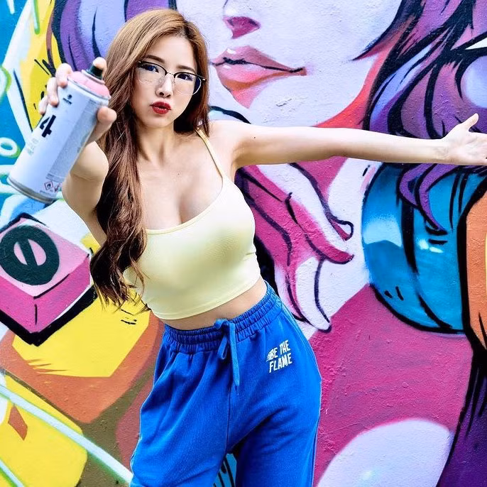 Cô kể từ năm 2016, khi còn là sinh viên, công việc làm mẫu kiêm DJ đã giúp cô có tiền nộp học phí. Việc tiếp xúc với ngành giải trí đã khiến cô ngày càng khao khát được nổi tiếng. Sau nhiều nỗ lực, người đẹp Malaysia gặt hái thành công và trở thành gương mặt được nhiều nhãn hàng mời hợp tác.