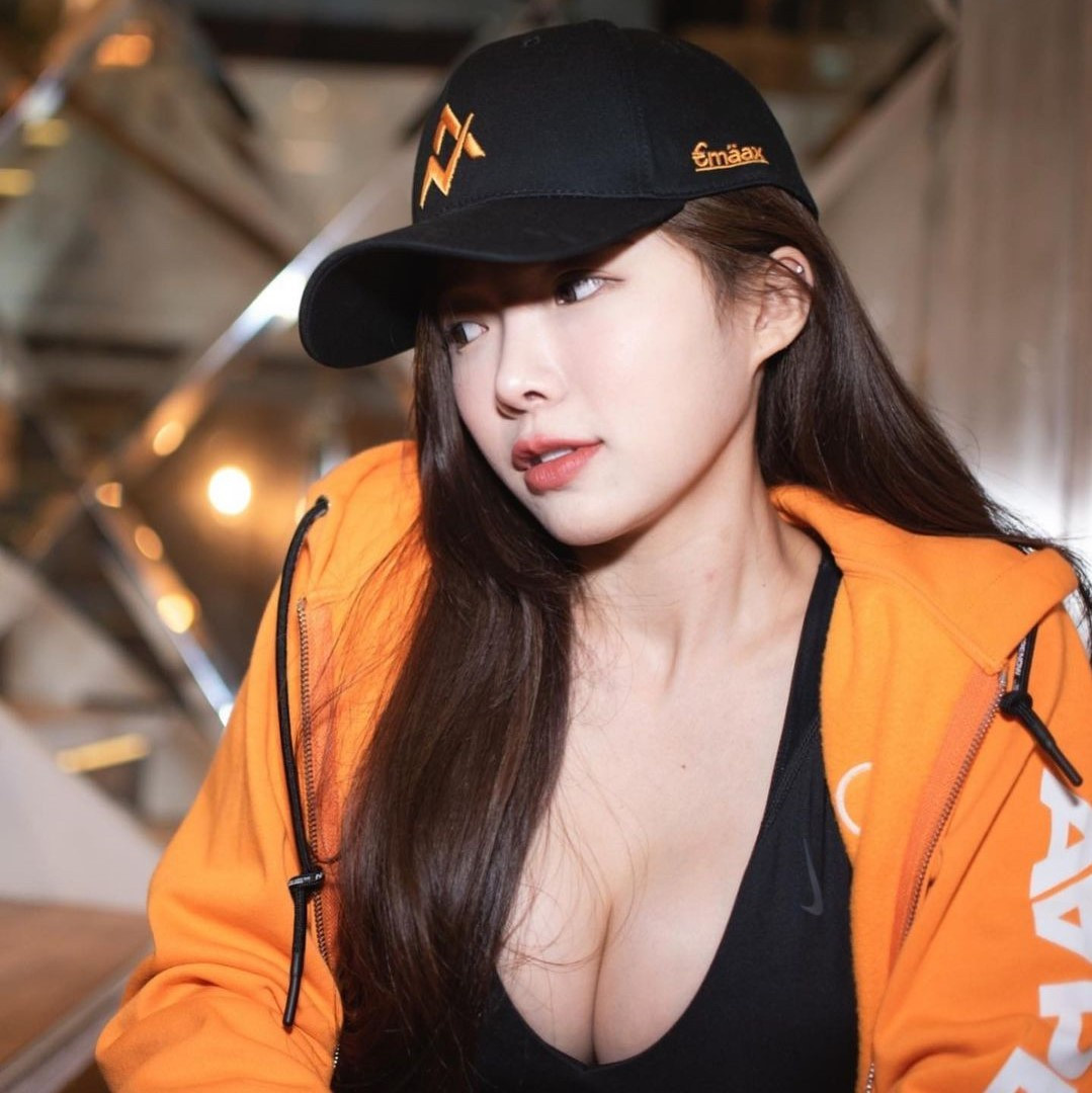 Sau nhiều năm theo nghề, cô xây dựng được danh tiếng song cũng có nhiều lần bị quấy rối bởi khán giả nam. Tuy nhiên, Amber coi đó chỉ là "tai nạn nghề nghiệp" và không để nó ảnh hưởng đến sự chuyên nghiệp của mình trên sân khấu.