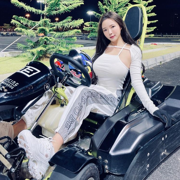 Chia sẻ trong một cuộc phỏng vấn, DJ người Malaysia cho biết khi bắt đầu công việc này, cô đã vấp phải sự phản đối kịch liệt từ gia đình, đặc biệt là bố mình. "Các thành viên trong gia đình đều theo ngành luật nên họ cũng muốn tôi đi theo truyền thống. Bố tôi bảo đã chi tiền cho việc học thì nên kiếm tiền bằng tri thức, nhưng tôi không đồng ý", cô bày tỏ. Cuối cùng, Amber Na vẫn quyết tâm theo đuổi đam mê.