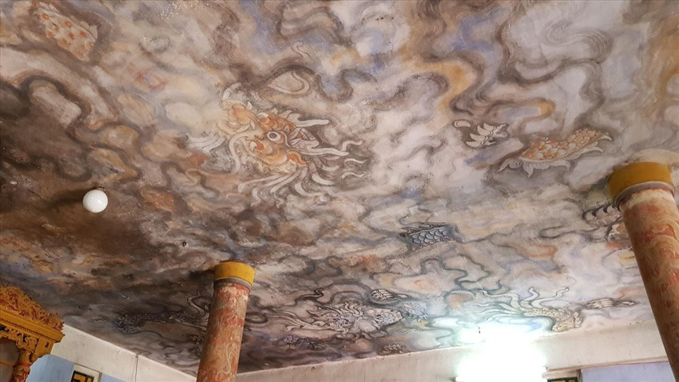 Bức tranh Long vân khế hội dài hơn 10 m, rộng gần 11 m, vẽ 5 con rồng uốn lượn ẩn hiện trong các tầng mây trên trần điện và 4 con rồng quấn quanh 4 cột trụ lớn theo một điển tích xưa của nhà Phật. Tuyệt tác này từng được Trung tâm sách Kỷ lục Việt Nam công nhận kỷ lục “Bức tranh vẽ trên trần chánh điện xưa và lớn nhất Việt Nam” vào tháng 3/2008.