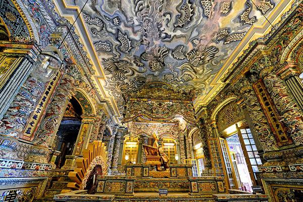 Theo Trung tâm Bảo tồn di tích cố đô Huế, đến nay người ta vẫn chưa lý giải được lý do tại sao hơn 100 năm đã trôi qua, bức họa này vẫn không hề bị mạng nhện bám, dù quanh trần có rất nhiều mạng nhện. Công trình hội họa này vẫn là sự ngạc nhiên cho những nhà nghiên cứu mỹ thuật và họ vẫn chưa tìm được lời giải đáp.