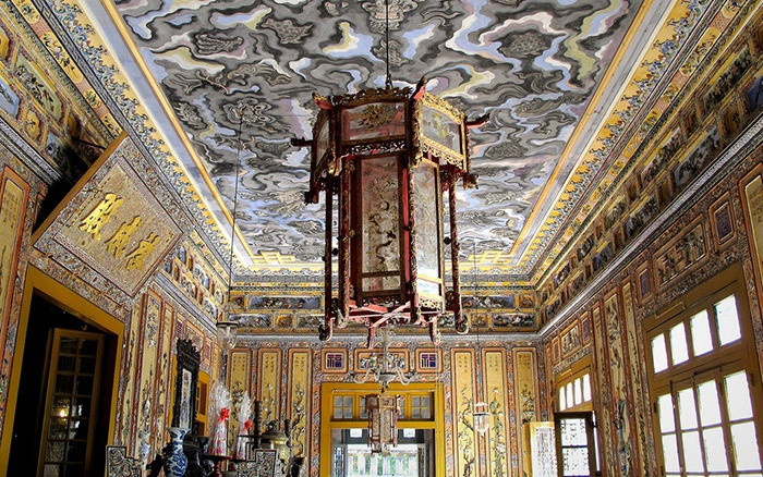 Theo sách Chín đời chúa, mười ba đời vua triều Nguyễn, nghệ nhân Phan Văn Tánh quê ở huyện Quảng Điền, Thừa Thiên Huế. Lý giải về nguyên nhân dùng chân vẽ bức họa Cửu long ẩn vân, nghệ nhân Phan Văn Tánh bẩm với Khải Định rằng: “Lý do thứ hạ thần phải vẽ bằng chân vì nếu vẽ những bức tranh trên trần nhà bằng tay thì khoảng cách từ tay đến mắt rất gần, muốn nhìn độ đậm nhạt một cách hoàn hảo của một bức tranh có quy mô lớn như vậy thì phải vẽ bằng chân. Phải nhìn từ xa mới thấy rõ”.