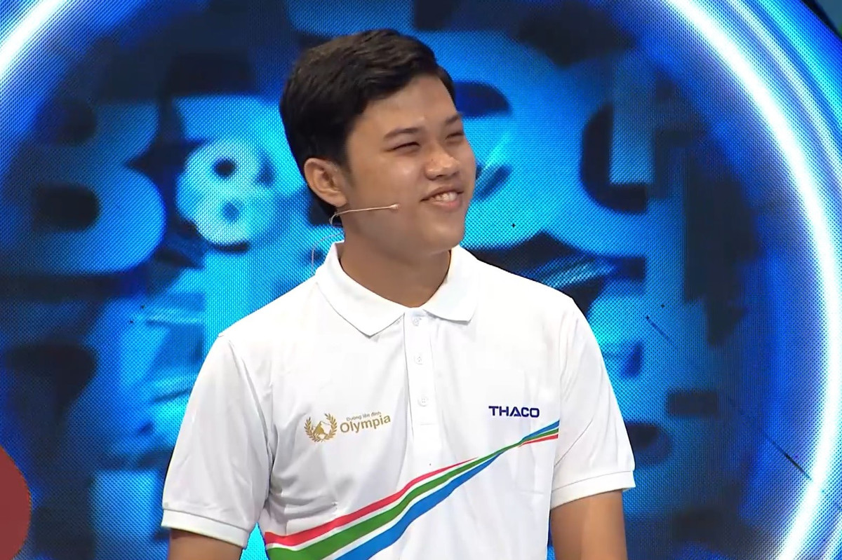 Với 1.103 điểm, Nguyễn Hồ Tiến Đạt (sinh năm 2003), học sinh lớp chuyên Toán, trường THPT chuyên Tiền Giang vừa trở thành thủ khoa kỳ thi Đánh giá năng lực đợt 1 của ĐH Quốc gia TP.HCM. Chia sẻ với Zing, nam sinh cho biết cậu dự định đăng ký vào ngành Khoa học máy tính của ĐH Bách khoa TP.HCM vì đam mê mảng lập trình. Tại Đường lên đỉnh Olympia 2020, Đạt về nhì cuộc thi tuần với 270 điểm. Cậu từng trúng tuyển vào trường THPT chuyên Tiền Giang ở vị trí thủ khoa (49 điểm); đoạt huy chương bạc kỳ thi Olympic truyền thống 30/4; huy chương vàng Olympic Trại hè Phương Nam 2019.