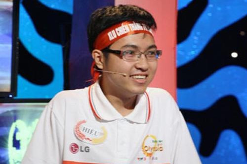  Đỗ Đức Hiếu, cựu học sinh trường THPT chuyên Lam Sơn, Thanh Hóa, là á quân tại chung kết Olympia 2010. Chàng trai còn được khán giả nhớ tới với màn đối đáp hài hước với MC Tùng Chi. Sau Olympia, Hiếu gây chú ý khi giành 2 điểm 10 Toán khối A và B, cũng như đạt 29/30 điểm khối A ở kỳ thi đại học năm 2010. Á quân Olympia tốt nghiệp khoa Kinh tế đối ngoại, Đại học Ngoại thương Hà Nội. Hiện Đỗ Đức Hiếu sinh sống và làm việc tại TP.HCM.