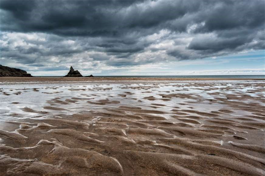 Broad Haven, Anh: Khu vực này từng nổi tiếng năm 1977 khi một nhóm học sinh khẳng định rằng họ đã trông thấy một UFO có hình dạng giống như một "phi thuyền không gian hình điếu xì gà màu bạc".
