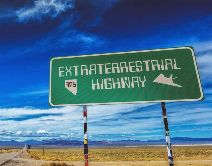 Cao tốc Extraterrestrial Highway, Nevada, Mỹ: Trải dài trên 160 km gần Khu vực 51, cao tốc "ngoài hành tinh" Extraterrestrial Highway là một địa điểm ghi nhận vô số trường hợp trông thấy UFO và những ánh sáng kỳ lạ.