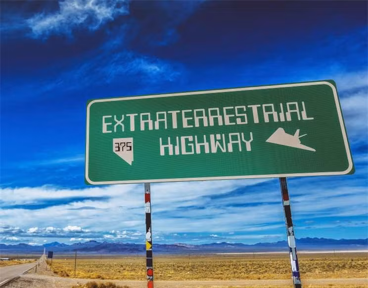 Cao tốc Extraterrestrial Highway, Nevada, Mỹ: Trải dài trên 160 km gần Khu vực 51, cao tốc "ngoài hành tinh" Extraterrestrial Highway là một địa điểm ghi nhận vô số trường hợp trông thấy UFO và những ánh sáng kỳ lạ.