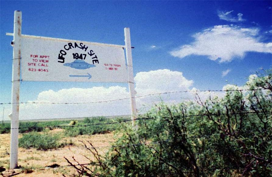 Roswell, New Mexico, Mỹ: Địa điểm này là nơi nổi tiếng nhất với những thuyết âm mưu liên quan đến UFO. Roswell trở thành cái tên được nghe tới nhiều vào cuối những năm 1970 khi một vật thể bị rơi xuống ở đây. Mặc dù chính phủ Mỹ công bố dữ liệu cho thấy vật thể này là một quả khinh khí cầu song những đồn đoán về UFO, người ngoài hành tinh hay những bí ẩn bị che giấu ở đây vẫn tồn tại tới ngày nay.