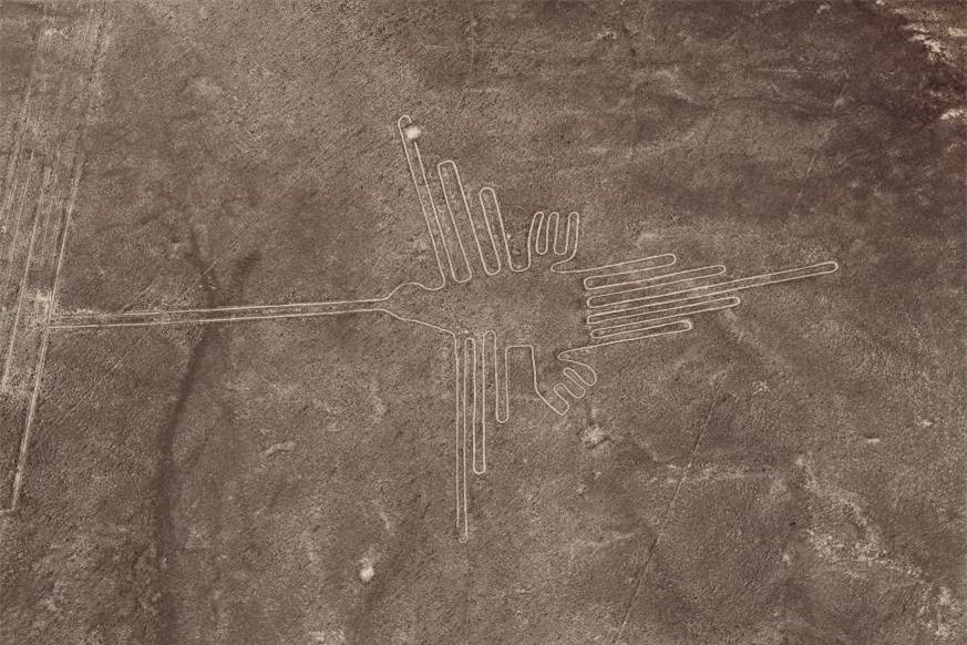 Nazca, Peru: Các đường kẻ Nazca là những geoglyph - những hình vẽ khổng lồ trên mặt đất là một bí ẩn khảo cổ vẫn chưa có lời giải đáp. Trong khi một số người cho rằng đó là tác phẩm của nền văn minh Nazca sống vào khoảng thời gian từ năm 1 - 700 sau công nguyên thì một giả thuyết khác đã đưa ra giải thích rằng các hình vẽ này có thể là dấu vết còn lại khi một UFO hạ cánh.