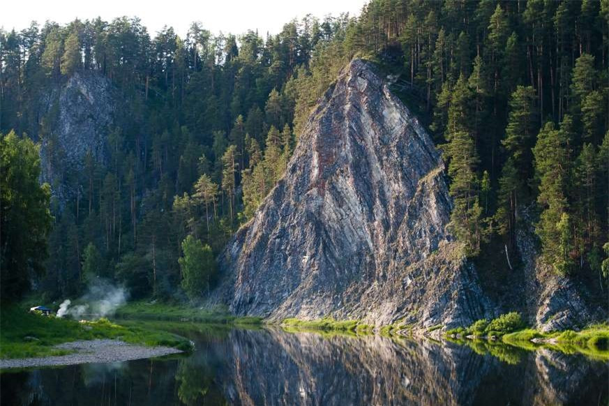 Tam giác M, Nga: Nằm ở vùng Perm gần dãy Ural, vùng đất xa xôi này chỉ được biết tới vào những năm 1980. Một số nhân chứng đã thuật lại về những hiện tượng lạ lùng họ bắt gặp ở đây như những ánh sáng quái đản, UFO, các biểu tượng kỳ lạ trên trời, vết chân khổng lồ hay những hình dáng mờ ảo bí ẩn.