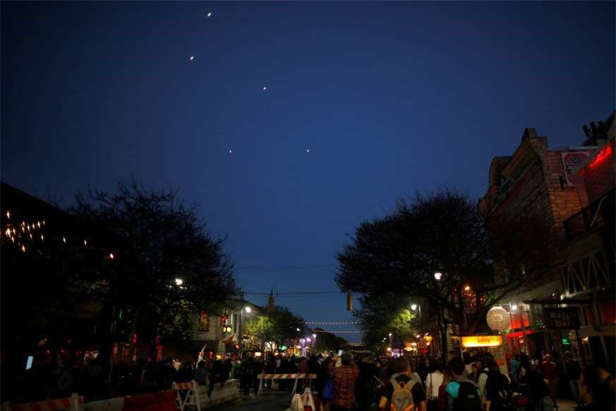 Phoenix, Arizona, Mỹ: Ngày 13/3/1997, những ánh sáng lạ lùng và một UFO đã được phát hiện trên bầu trời ở các bang Arizona và Nevada của Mỹ. Những người chứng kiến khẳng định họ đã trông thấy một vật thể bay hình chữ V với 5 đèn nhấp nháy bí ẩn.