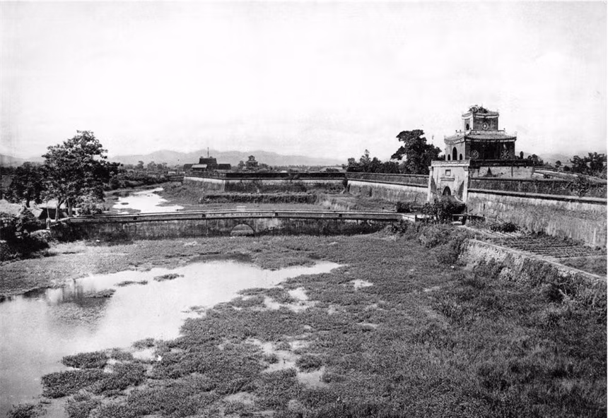 Năm 1885, Pierre Dieulefils từ Pháp đến Đông Dương. Ông đã dành nhiều thời gian, công sức để chụp những bức ảnh phong cảnh, đời sống, sinh hoạt người Việt. Bức ảnh trên chụp quang cảnh bên ngoài kinh thành Huế.