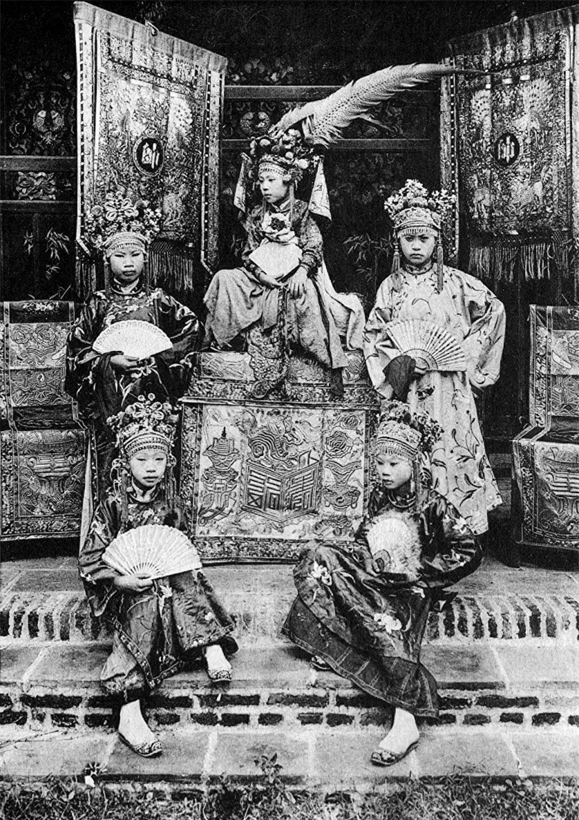 Sách Đông Dương xinh đẹp và kỳ vĩ vừa phát hành là ấn phẩm gộp từ hai cuốn sách của Dieulefils. Ảnh chụp các đào hát ở Sài Gòn - Gia Định.