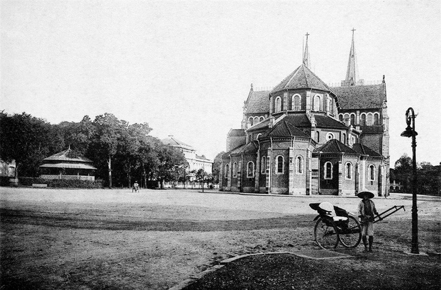 Gồm 261 bức ảnh cho thấy vẻ đẹp nước ta cách đây hơn 100 năm. Đó là những cảnh quan, công trình kiến trúc, di tích văn hóa - lịch sử, con người khắp 3 miền đất nước. Ảnh trên chụp nhà thờ Đức Bà, Sài Gòn xưa.