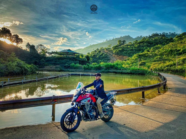 Tuấn Ninh tâm sự: “Tôi đã từng đi nhiều nơi trải nghiệm nhiều vùng đất nhưng có lẽ chuyến đi về vùng trà cổ thụ quê tôi là chuyến đi đáng nhớ nhất khi tôi được làm những công việc mình chưa từng được làm thấy những khoảnh khắc mà tôi chỉ gặp vài lần trong đời”.