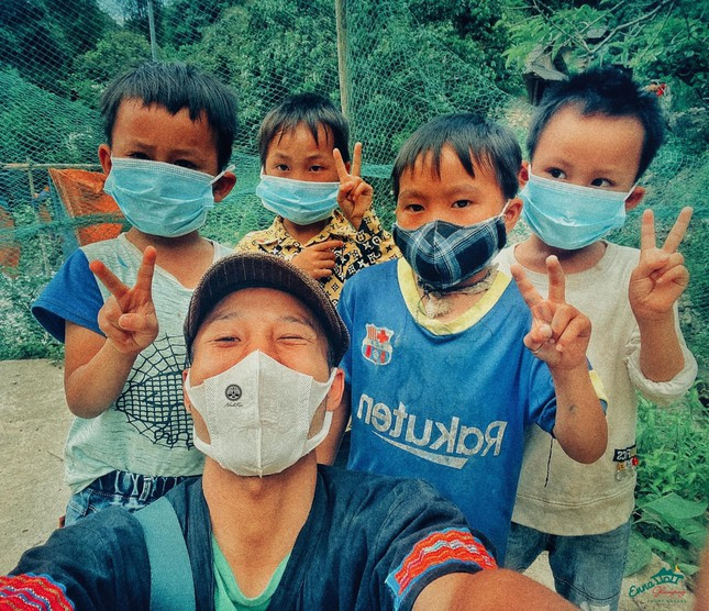 Tuấn Ninh chia sẻ: “Tôi cùng những người bạn xây dựng một khu du lịch đặc biệt. Khi dịch bệnh hết sức căng thẳng nhưng may mắn thay Yên Bái là vùng xanh của cả nước. Hàng ngày có 50-60 công nhân là người dân bản địa đến làm cùng chúng tôi, giúp họ có thêm thu nhập. Đặc biệt chúng tôi còn dạy người dân cách làm nhà trên núi. Bên cạnh đó, chúng tôi khôi phục làng nghề thổ cẩm để bao tiêu toàn bộ sản phẩm và khôi phục làng nghề rèn để sản xuất những dụng cụ nông nghiệp cho bà con”.