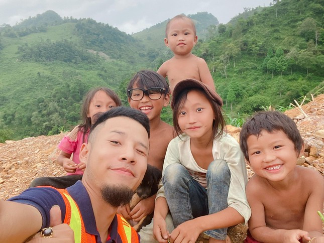 “Ở một vùng trà Shan tuyết cổ thụ, bên cạnh việc làm du lịch tôi cũng phấn đấu để trở thành một nghệ nhân trà. Từ cách pha trà, làm trà, thưởng thức trà cho đến cảm nhận những dòng trà quý một phần đưa trà cổ thụ Việt tiếp cận được nhiều người hơn để chăm sóc sức khoẻ một phần để chia sẻ cho nhiều người biết tới văn hoá trà Việt”- Tuấn Ninh chia sẻ.