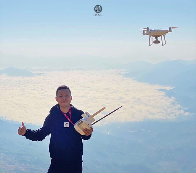 Rời phố, Tuấn Ninh trở về vùng núi Suối Giàng thuộc huyện Văn Chấn, Yên Bái. Đây là vùng trà cổ thụ với những cột cây trăm tuổi, thuộc diện vùng 135 của cả nước, đời sống người dân có quá nhiều thiếu thốn.